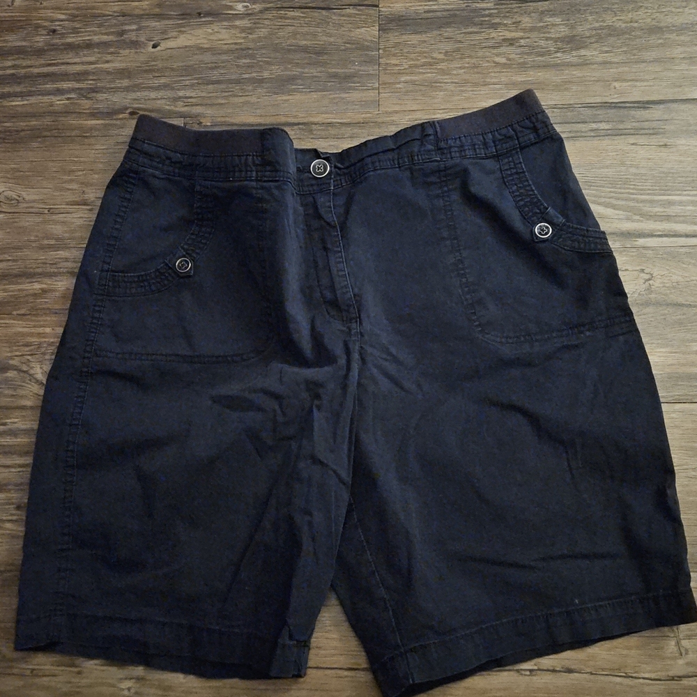 Karen Scott Cargo Shorts in Black with Versatile Design